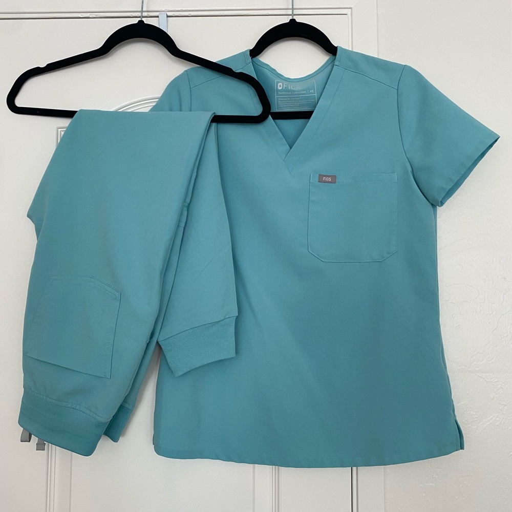 COPY - Women’s figs scrub set